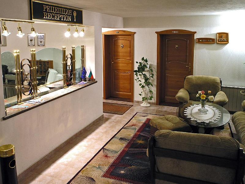 Хотел Златна Котва Kazanlŭk Buitenkant foto