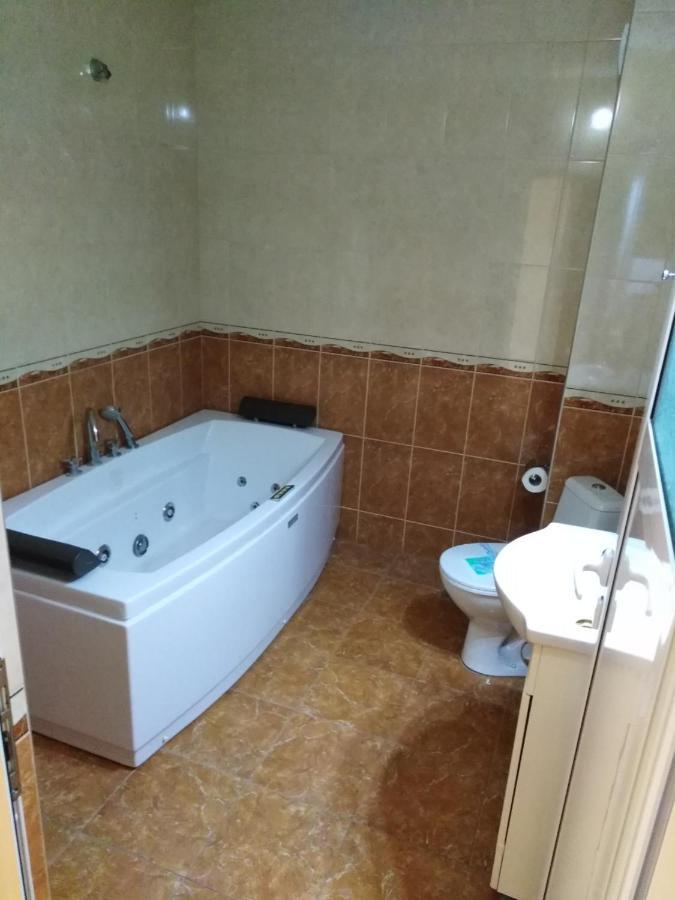 Хотел Златна Котва Kazanlŭk Buitenkant foto