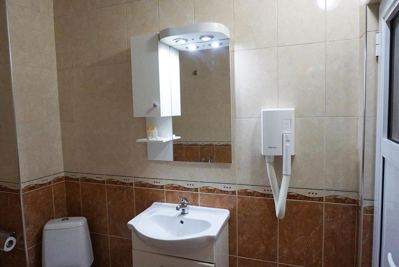 Хотел Златна Котва Kazanlŭk Buitenkant foto