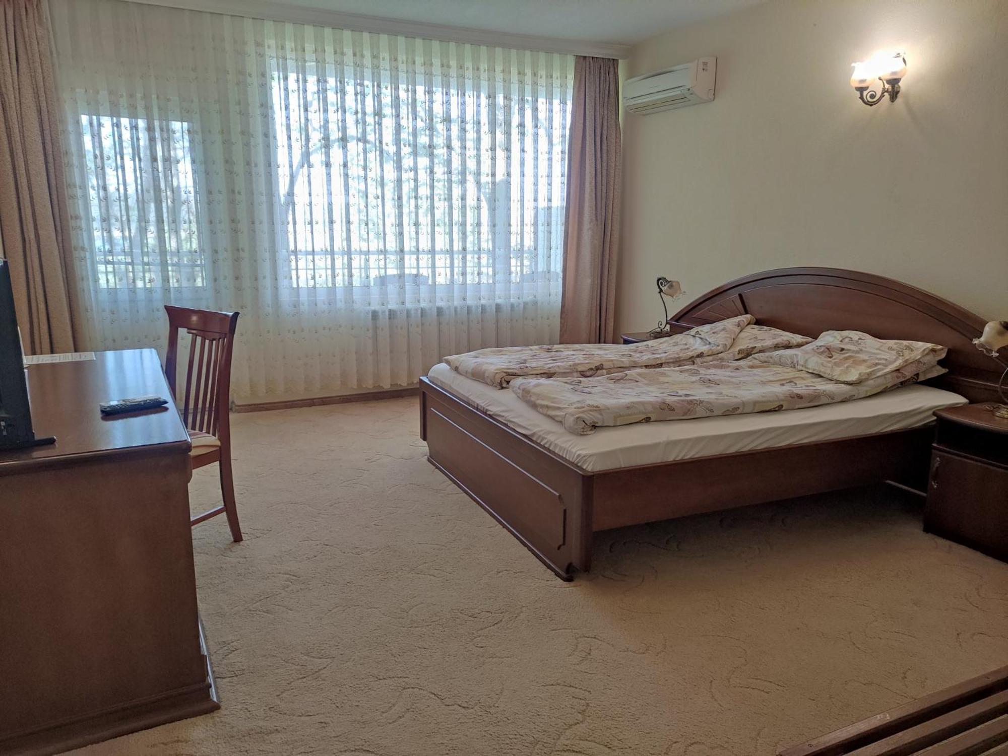 Хотел Златна Котва Kazanlŭk Buitenkant foto